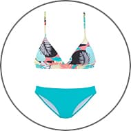 Bikini mit bunt gemustertem Triangel-Top und einfarbiger türkiser Bikinihose auf weißem Hintergrund