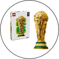 LEGO Set mit goldener Fußballtrophäe – Verpackung links, aufgebauter Pokal mit grünem Sockel rechts