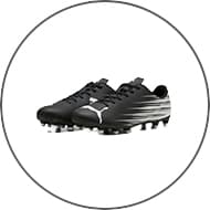 Schwarze Fußballschuhe mit Schnürung und hellem Streifenmuster, seitlich das Puma-Logo sichtbar