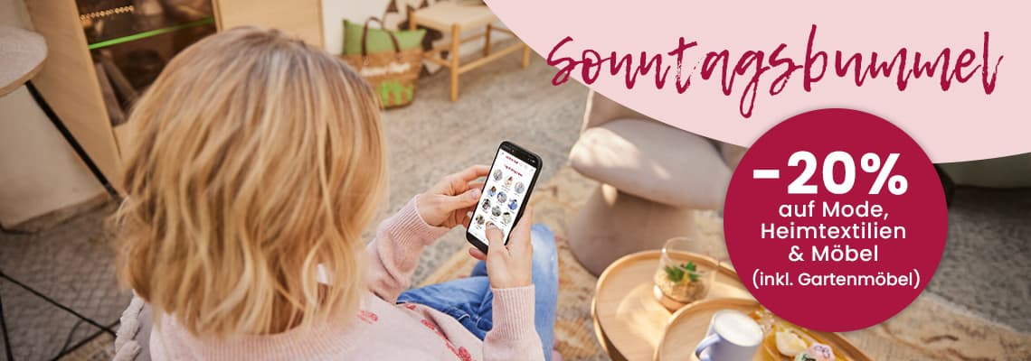 Sonntagsbummel – 20 % auf Mode, Heimtextilien und Möbel, inkl. Gartenmöbel – Person sitzt entspannt und shoppt am Smartphone