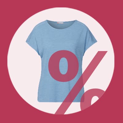 Prozentzeichen für Rabatt – hellblaues T-Shirt vor rosa Hintergrund mit großem Prozentzeichen im Vordergrund