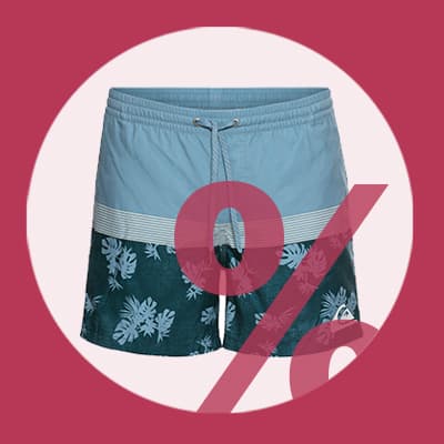 Badeshorts mit zweifarbigen Streifen und Blumenmuster vor großem Prozentzeichen auf rotem Hintergrund