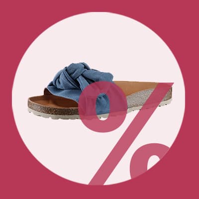 Prozentsymbol vor Damen-Pantolette mit breiter Schleife über dem Spann