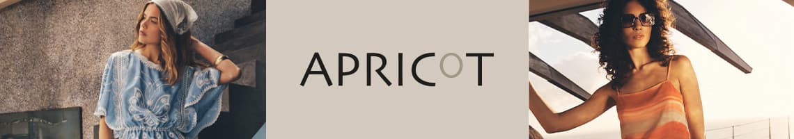 APRICOT – zwei Frauen in Sommerkleidern, eine von hinten auf Treppe, eine seitlich auf Terrasse im Sonnenlicht