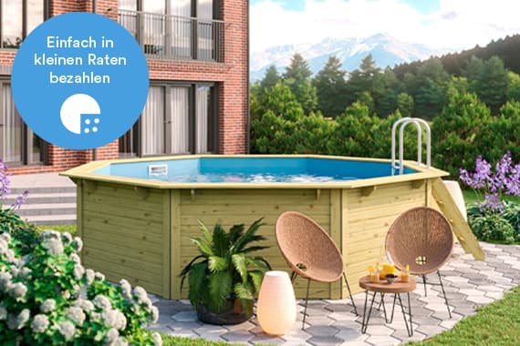 Runder Aufstellpool im Garten vor Backsteinhaus, daneben Sitzgruppe mit zwei Stühlen, Tisch und Pflanzen