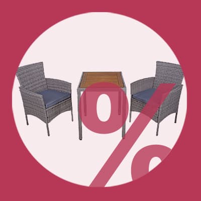 Gartenmöbel-Set mit zwei Sesseln und Tisch, darüber großes Prozentzeichen für Rabattaktion