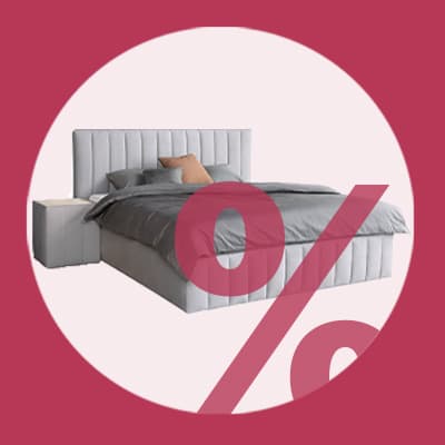Prozentzeichen vor modernem Doppelbett mit Kopfteil und Nachttisch vor rosa Hintergrund