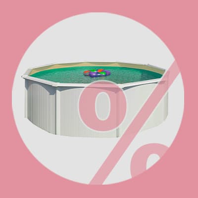 Prozentzeichen vor rundem Aufstellpool mit bunten Schwimmreifen auf grünem Wasser