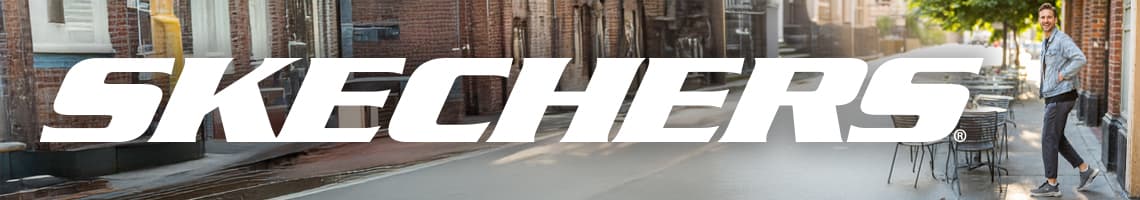 Skechers – Person geht lässig eine leere Stadtstraße entlang, im Hintergrund Häuser und Straßencafé