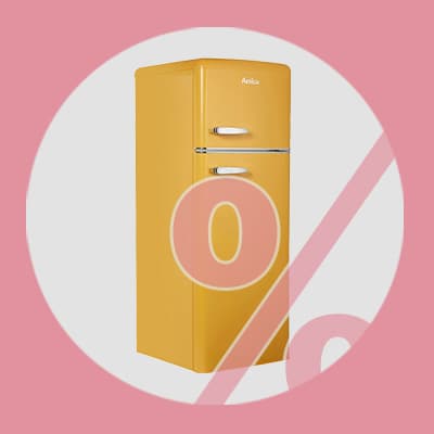 Prozentzeichen vor gelbem Retro-Kühlschrank auf rosa Hintergrund