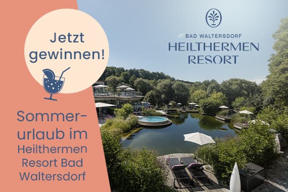Jetzt gewinnen – Sommerurlaub im Heilthermenresort Bad Waltersdorf, Blick auf Naturteich mit Liegen und Sonnenschirmen