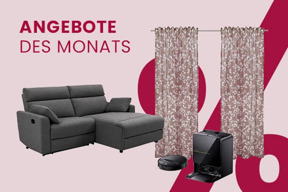 Angebote des Monats – graues Sofa, gemusterte Vorhänge, Saugroboter und Kaffeemaschine vor rotem Prozentzeichen-Hintergrund