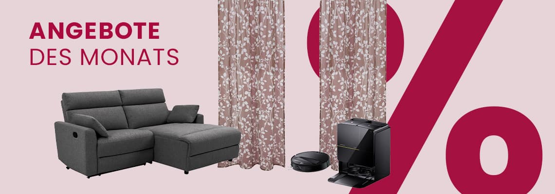 Angebote des Monats – graues Sofa, gemusterte Vorhänge, Saugroboter und Gerät vor großem Prozentzeichen