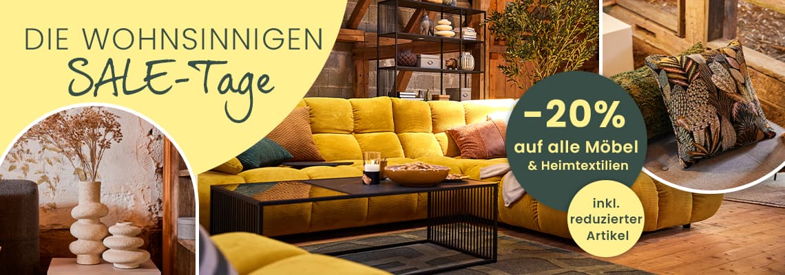 Die wohnsinnigen SALE-Tage – 20 % auf alle Möbel und Heimtextilien, gelbes Sofa mit Kissen in gemütlichem Wohnzimmer