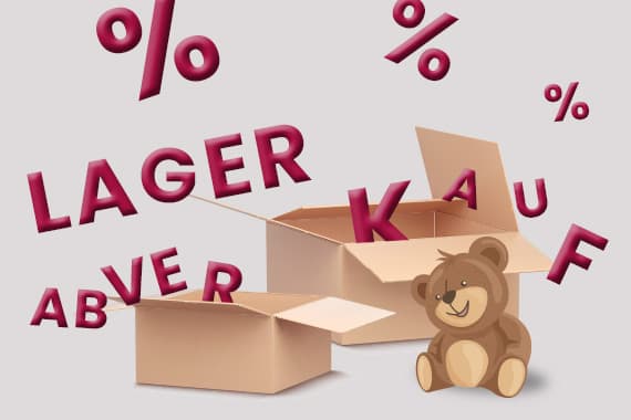 Lagerverkauf – offene Umzugskartons mit roten Buchstaben und Prozentzeichen, daneben sitzt ein Teddybär