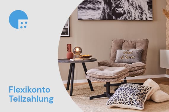 Flexikonto Teilzahlung – gemütliche Sitzecke mit Sessel, Hocker, Beistelltisch und Kissen im Wohnraum