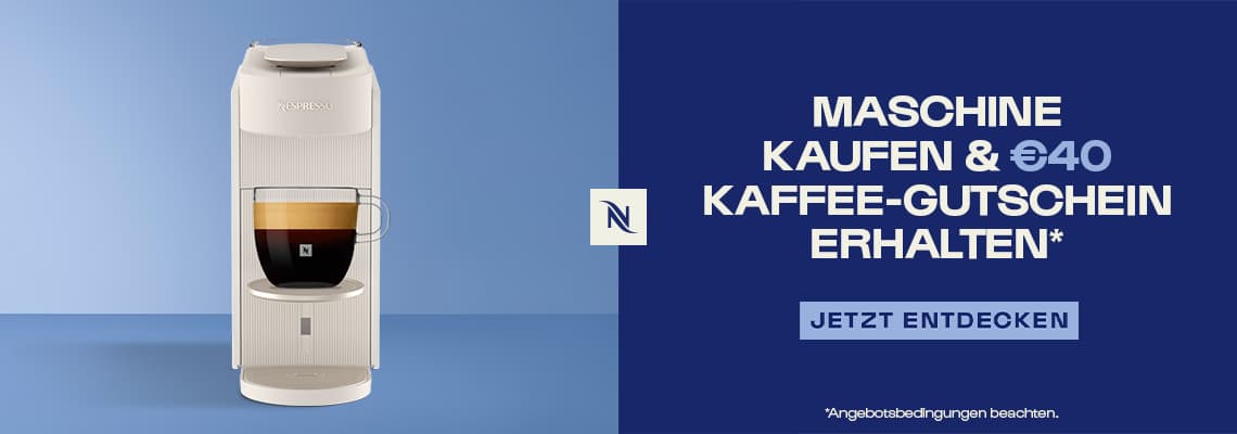 Maschine kaufen & 40 € Kaffee-Gutschein erhalten – Nespresso-Kaffeemaschine mit gefüllter Tasse vor blauem Hintergrund