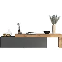 Lowboard mit grauer Front und Holzaufsatz, dekoriert mit Vasen, Schale, Büchern und Duftstäbchen