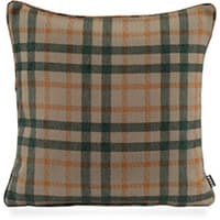 Quadratisches Kissen mit kariertem Muster in Beige, Grün und Orange, frontal aufgenommen