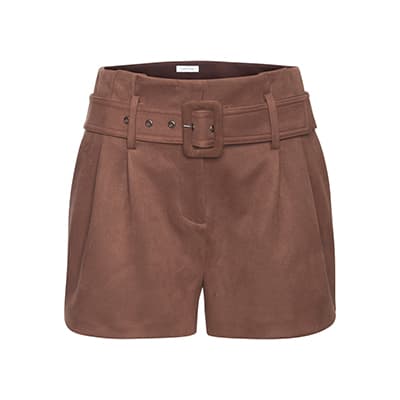Braune High-Waist-Shorts mit breitem Gürtel und Schnalle, vorn mit Falten und kurzen, geraden Hosenbeinen