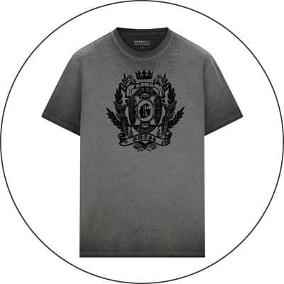 Dunkles T-Shirt mit großem Wappenprint und Krone auf der Brust, frontal vor weißem Hintergrund gezeigt