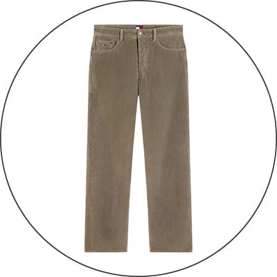 Beige Hose mit geradem Bein und fünf Taschen, frontal vor weißem Hintergrund gezeigt