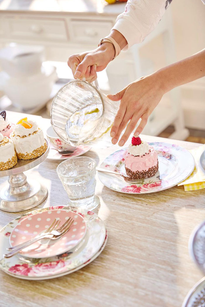 Tassenkuchen am Tisch