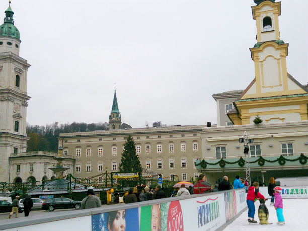 Residenzplatz im Advent mit Eislaufbahn