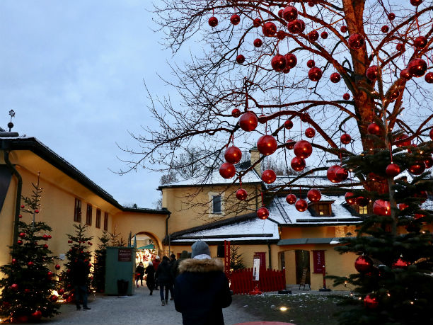 Hellbrunn Christkindlmarkt in der Dämmerung
