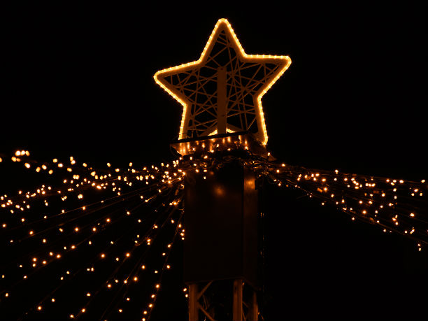 Weihnachtsbeleuchtung am Weihnachtsmarkt am Hof