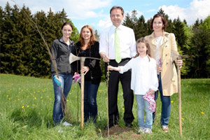 Mai 2012: Baumpflanzaktion Eugendorf bei Salzburg