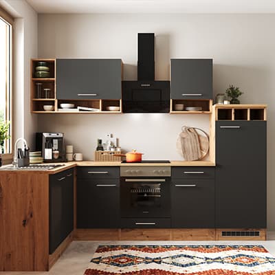 Moderne Küche mit schwarzen Schränken, Holzdetails und Küchenutensilien. Bunte Teppichmatte vor der Spüle und Herd.