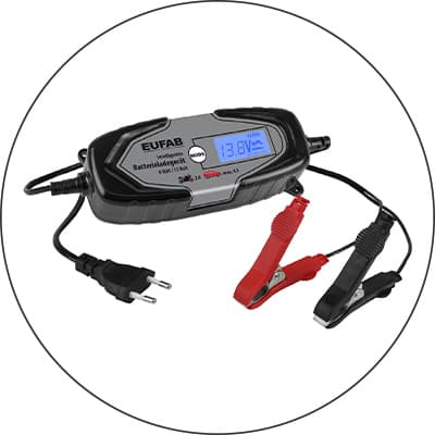 EUFAB Batterieladegerät – Schwarzes Ladegerät mit blauem Display, roten und schwarzen Klemmen sowie Netzkabel