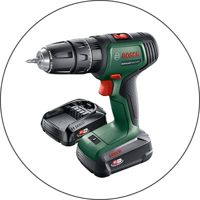 Bosch Akku-Bohrschrauber mit zwei Akkus und Ladegerät, grün-schwarz mit rotem Schalter, auf weißem Hintergrund