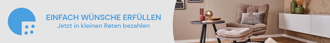 EINFACH WÜNSCHE ERFÜLLEN – Jetzt in kleinen Raten bezahlen – Wohnzimmer mit Sessel, Beistelltisch und Dekorationen
