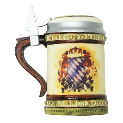 Steinkrug mit bayerischem Wappen und Löwen, verziert mit grünen und braunen Mustern, silberner Deckel und brauner Griff.