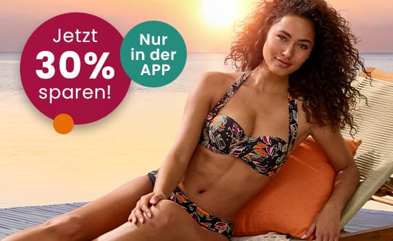 Jetzt 30 % sparen – Frau in buntem Bikini entspannt am Strand bei Sonnenuntergang